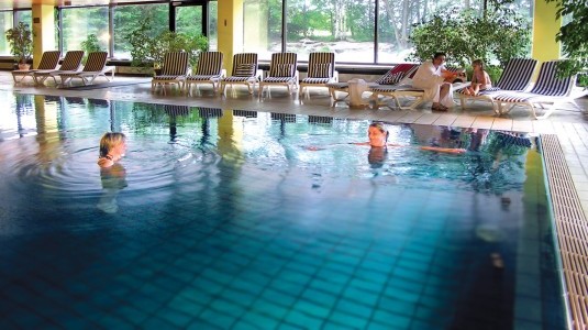 Schwimmbad 03 Relaxen im Schwimmbad